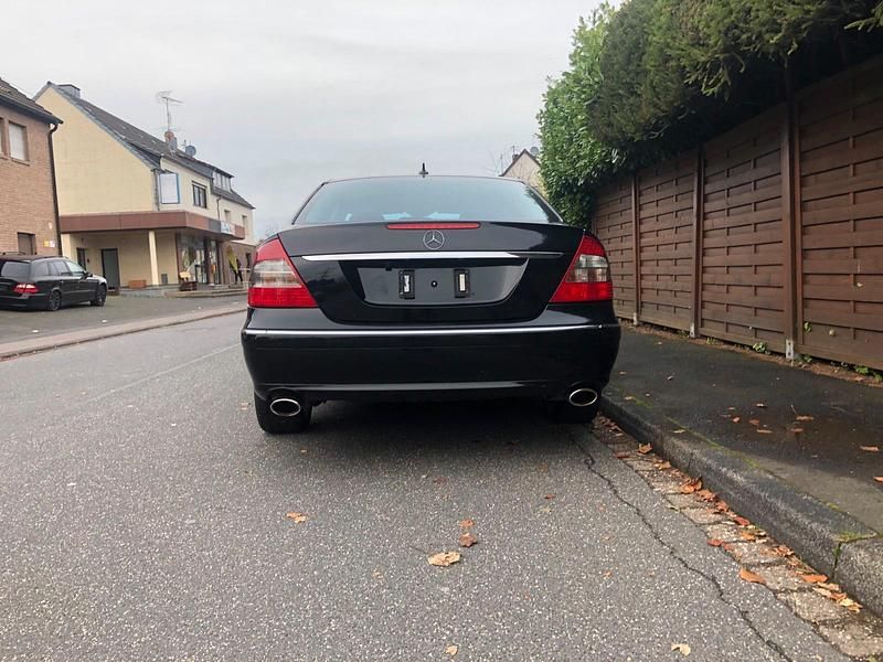 Gebraucht Mercedes E350 Avantgarde 272 PS (200 kW) 2008 Schwarz Limousine