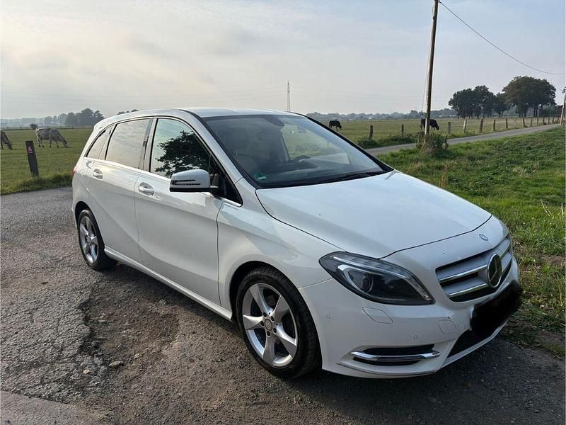 Weiß Gebraucht 2013 Mercedes B200 Van / Kleinbus | 11.400 € (Fairer Preis) - Bild 1/4
