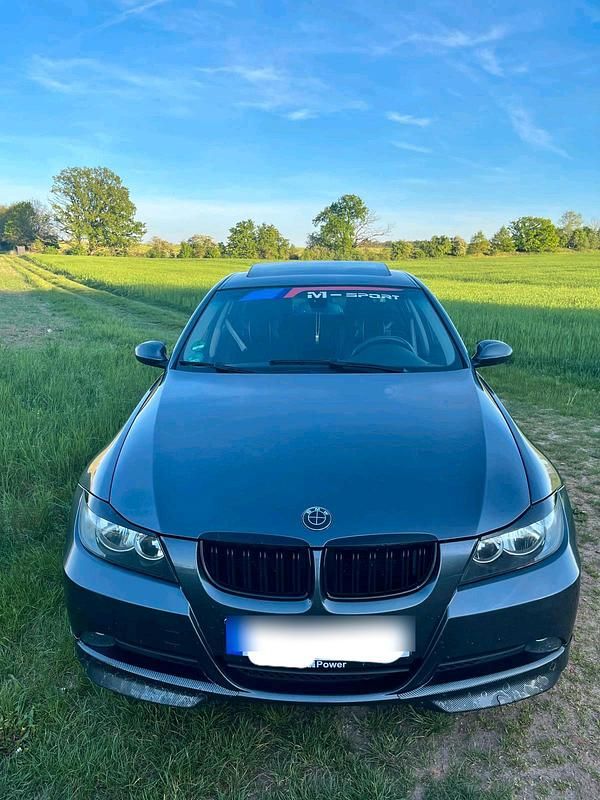 Grau Gebraucht 2005 BMW 320 Sport Line Limousine | 2.700 € (Superpreis) - Bild 1/4