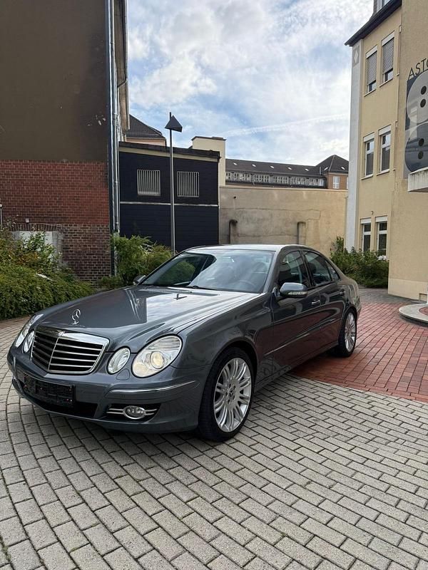Grau Gebraucht 2009 Mercedes E220 Avantgarde Limousine | 10.700 € (Teuer) - Bild 1/4