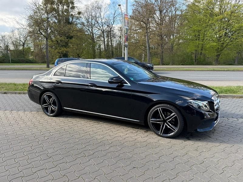 Second-hand Mercedes E220 194 CP (142 kW) 2018 Negru Berlinǎ