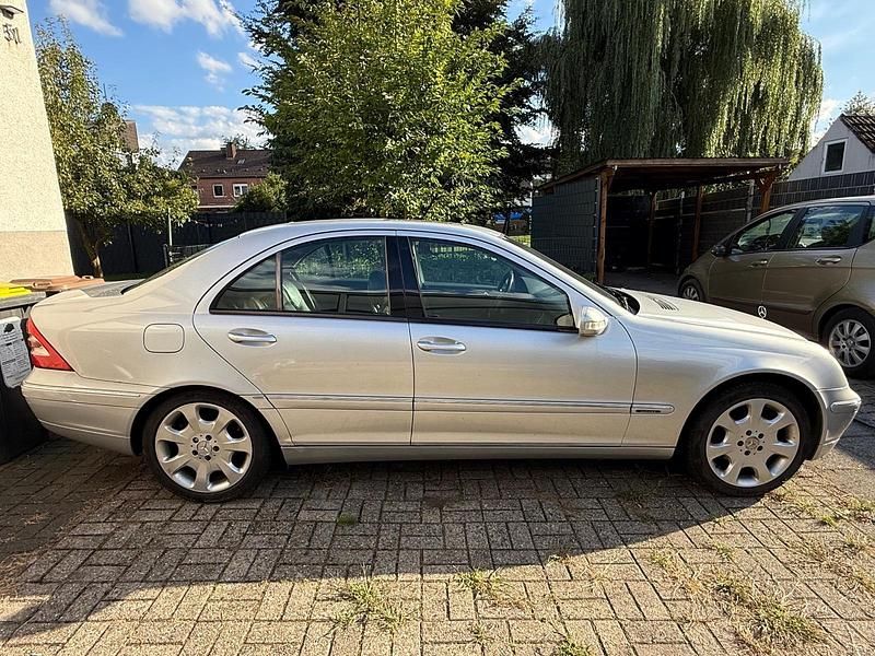 Silber Gebraucht 2001 Mercedes C320 Limousine | 2.150 € - Bild 1/4
