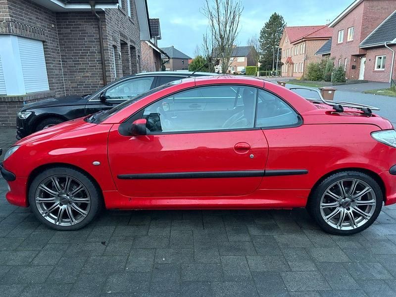 Gebraucht Peugeot 206 CC 109 PS (80 kW) 2002 Rot Cabrio