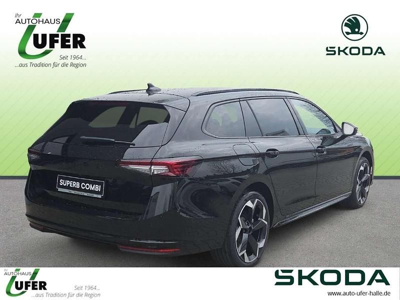 Neu Skoda Superb SportLine 150 PS (110 kW) 2026 Ebony schwarz metallic Kombi