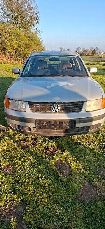 Gebraucht VW Passat Basis 101 PS (74 kW) 1996 Silber Limousine