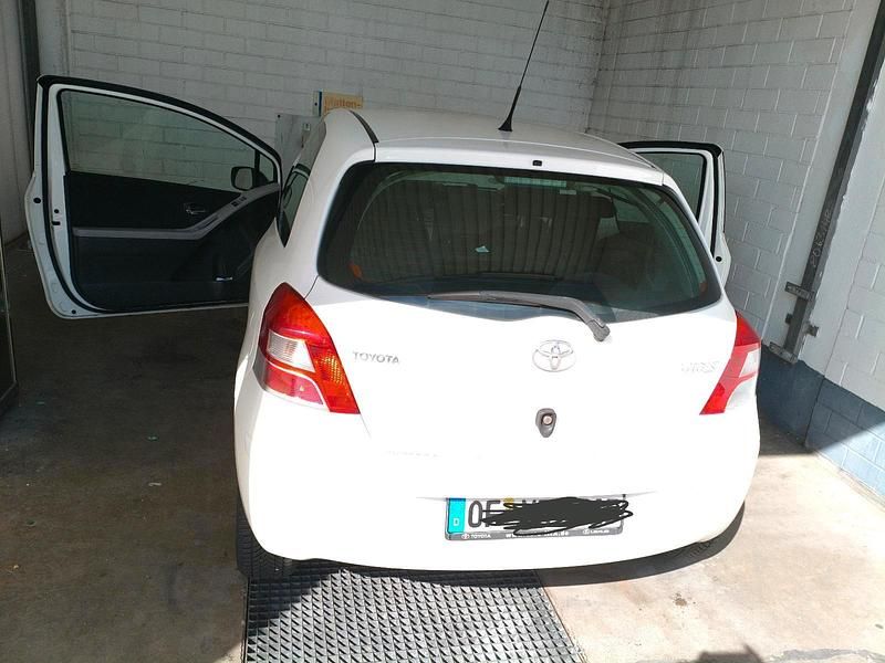 Weiß Gebraucht 2011 Toyota Yaris Kleinwagen | 2.800 € (Fairer Preis) - Bild 1/4