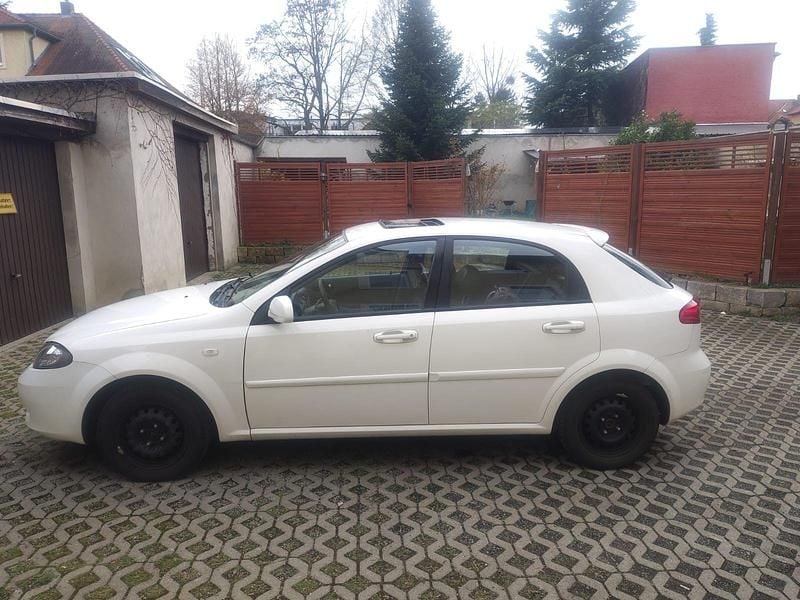 Gebraucht Chevrolet Lacetti 121 PS (88 kW) 2009 Weiß Kleinwagen