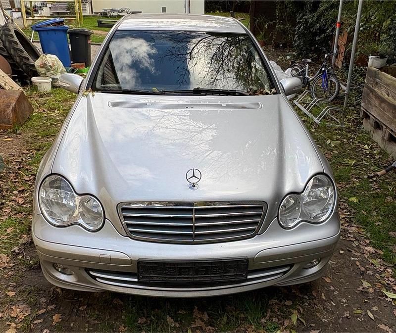 Silber Gebraucht 2004 Mercedes C200 Limousine | 2.399 € (Fairer Preis) - Bild 1/4