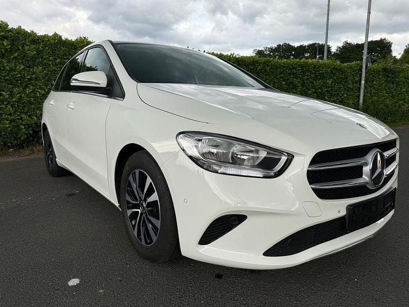 Weiß Gebraucht 2021 Mercedes B200 Van / Kleinbus | 18.299 € (Superpreis) - Bild 1/4
