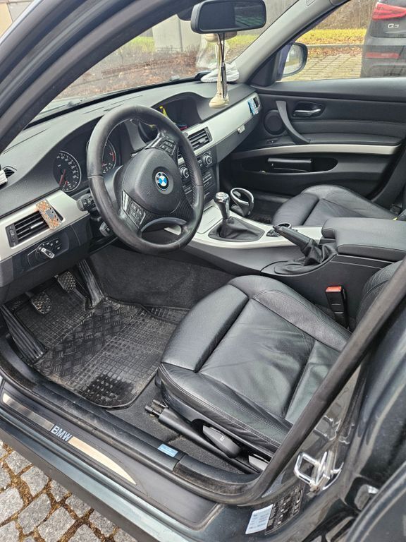 Grün Gebraucht 2009 BMW 320 Sport Line Kombi | 3.400 € (Superpreis) - Bild 1/4