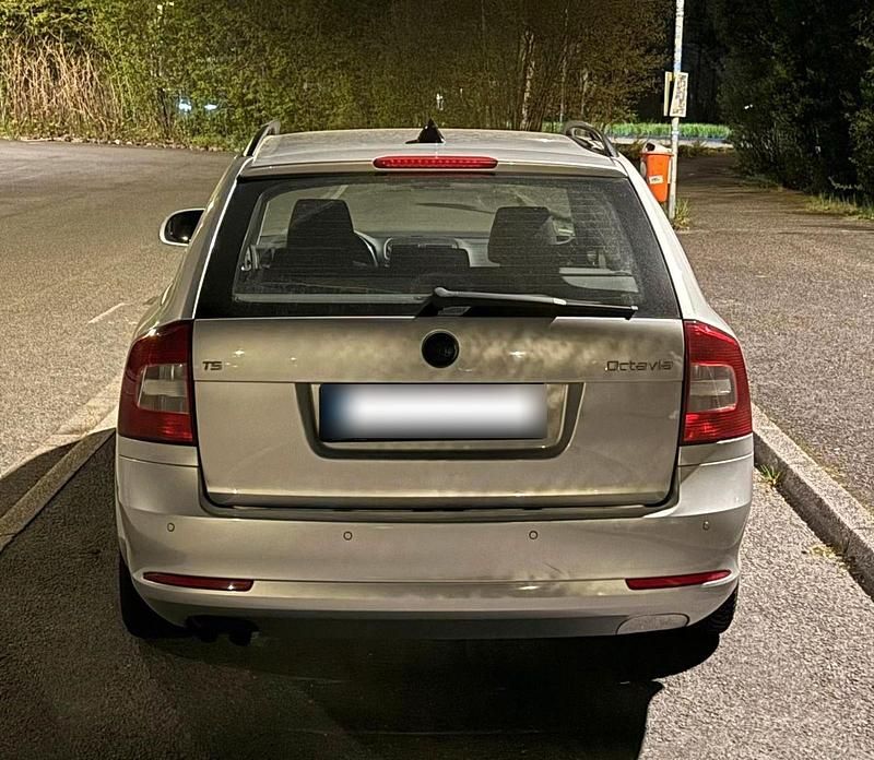 Gebraucht Skoda Octavia Ambiente 122 PS (89 kW) 2011 Silber Kombi