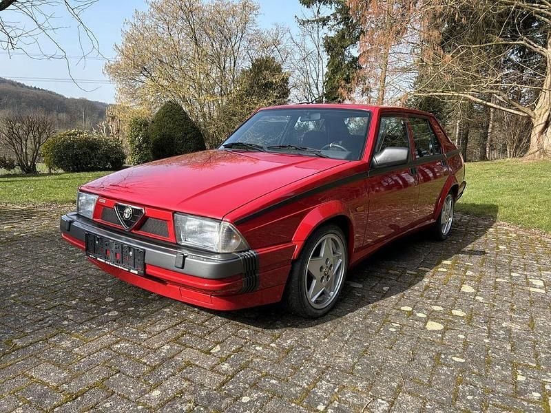 Gebraucht Alfa Romeo 75 185 PS (136 kW) 1989 Rot Limousine