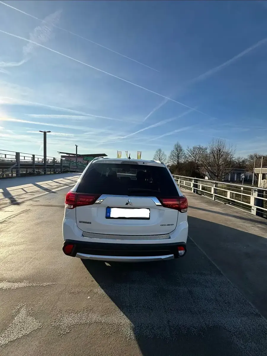 Begagnad Mitsubishi Outlander 150 HK (110 kW) 2016 Vit SUV