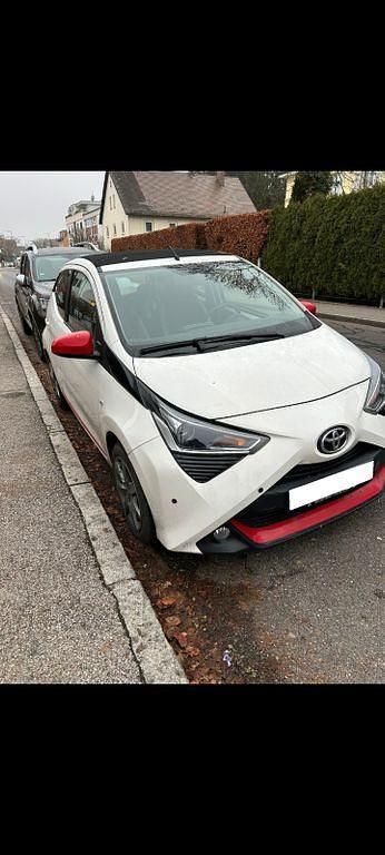 Weiß Gebraucht 2019 Toyota Aygo x-sky Kleinwagen | 11.600 € (Fairer Preis) - Bild 1/2