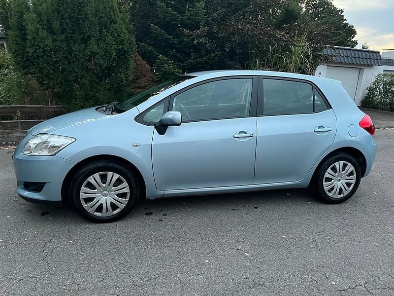 Blau Gebraucht 2007 Toyota Auris Kombi | 4.600 € (Etwas zu teuer) - Bild 1/4