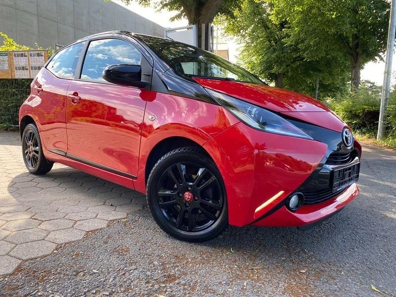 Rot Gebraucht 2018 Toyota Aygo Kleinwagen | 8.990 € (Fairer Preis) - Bild 1/4