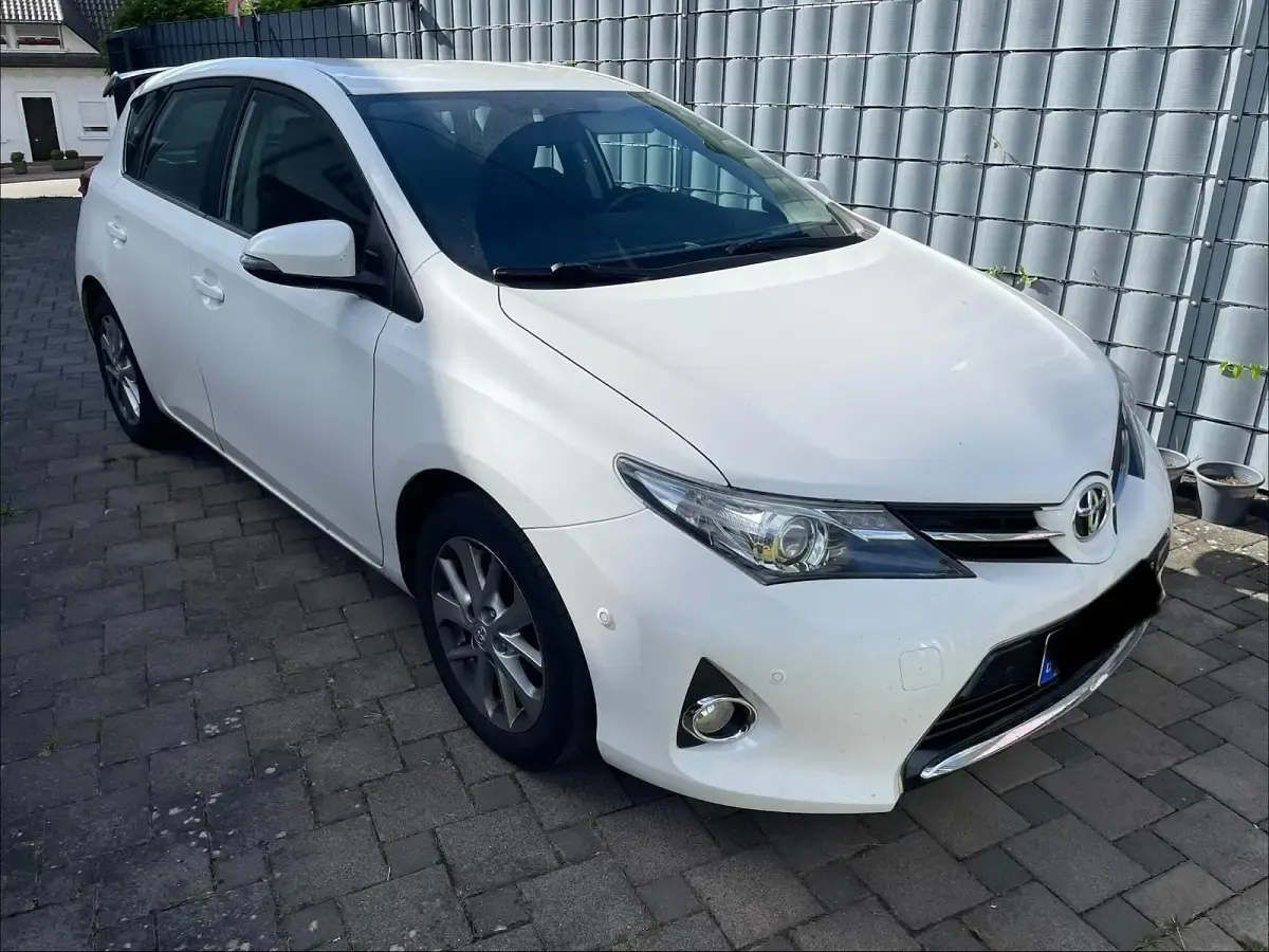 Gebraucht Toyota Auris 132 PS (97 kW) 2014 Weiß Limousine