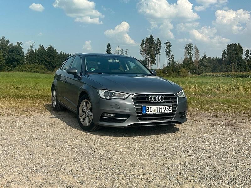 Grau Gebraucht 2016 Audi A3 Limousine | 12.500 € (Superpreis) - Bild 1/4
