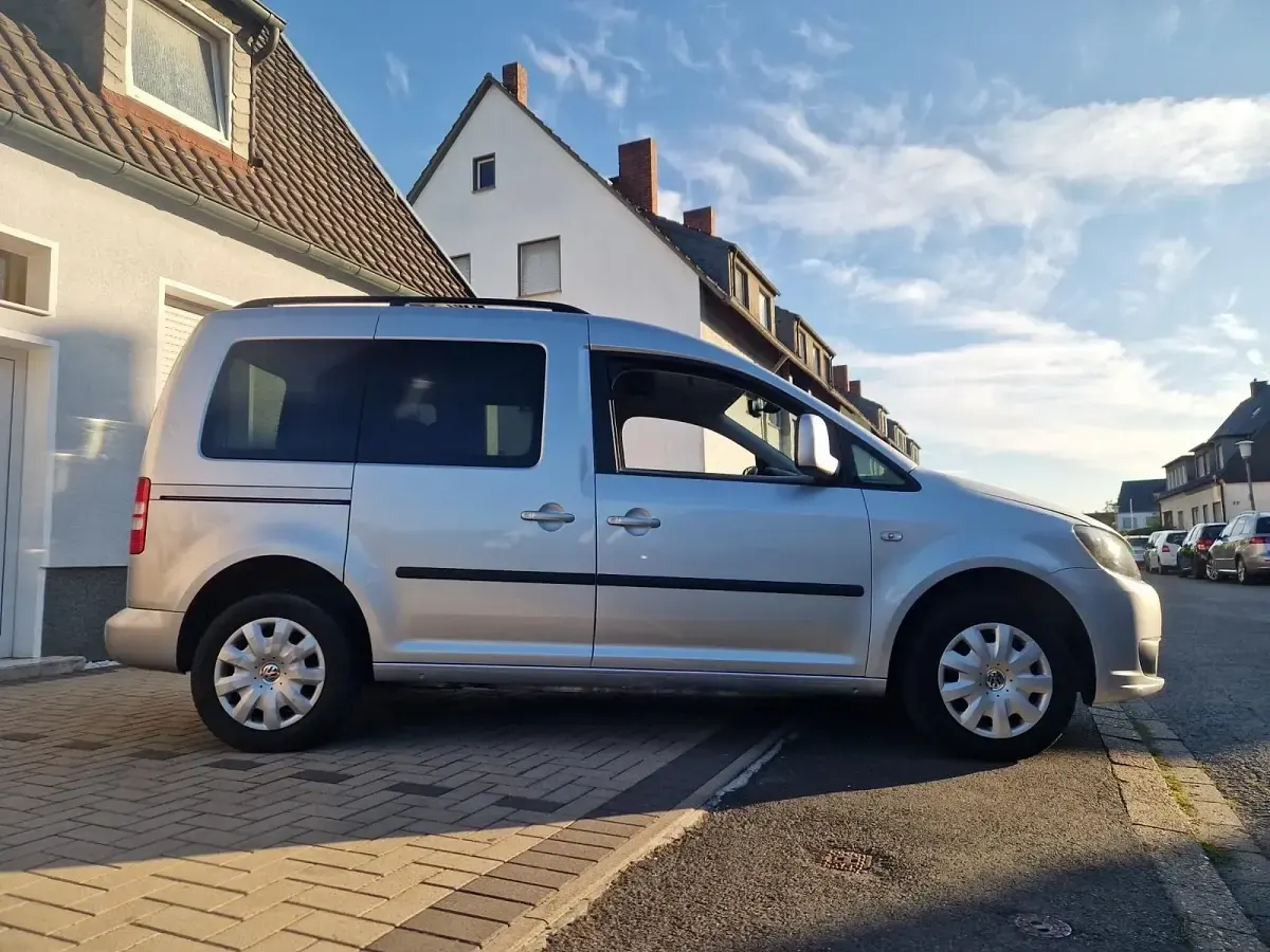 Gebraucht VW Caddy 105 PS (77 kW) 2011 Silber Van / Kleinbus