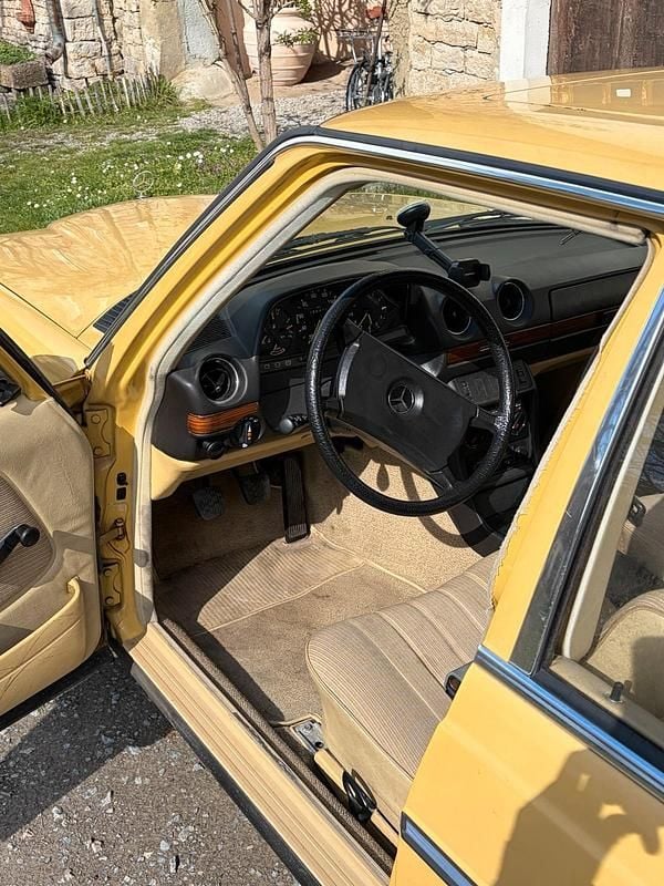 Gebraucht Mercedes 200 106 PS (77 kW) 1983 Gelb Limousine