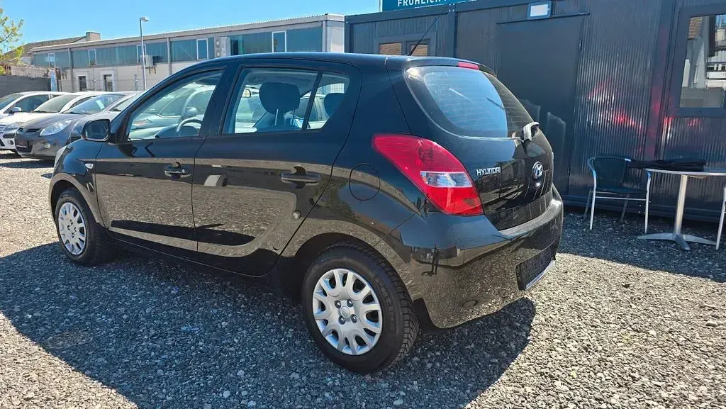 Gebraucht Hyundai i20 Edition 77 PS (56 kW) 2011 Schwarz Kleinwagen