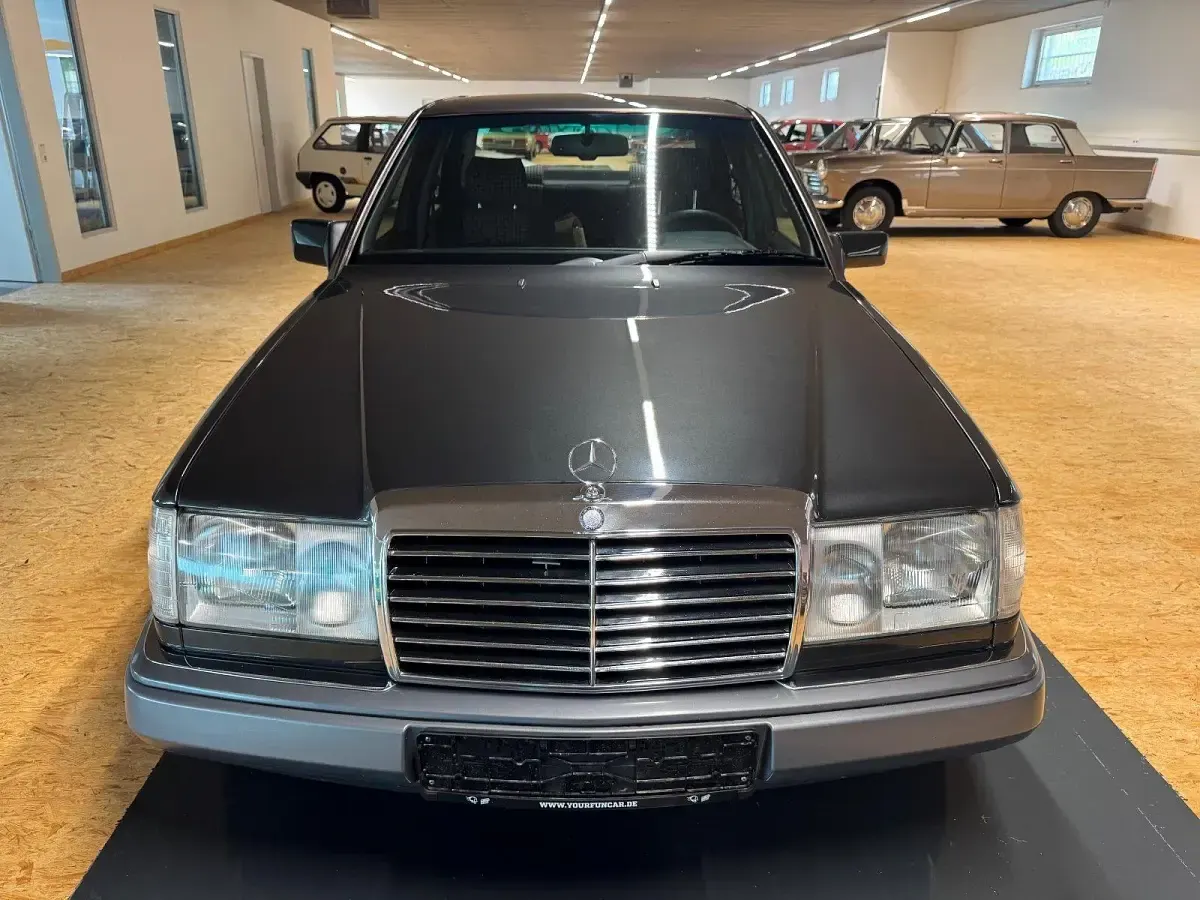 Gebraucht Mercedes E400 Sportline 279 PS (205 kW) 1992 Schwarz Limousine