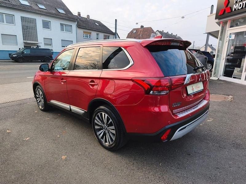 Gebraucht Mitsubishi Outlander Edition+ 150 PS (110 kW) 2018 Rot SUV