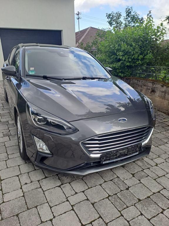Grau Gebraucht 2019 Ford Focus Limousine | 11.900 € (Fairer Preis) - Bild 1/4