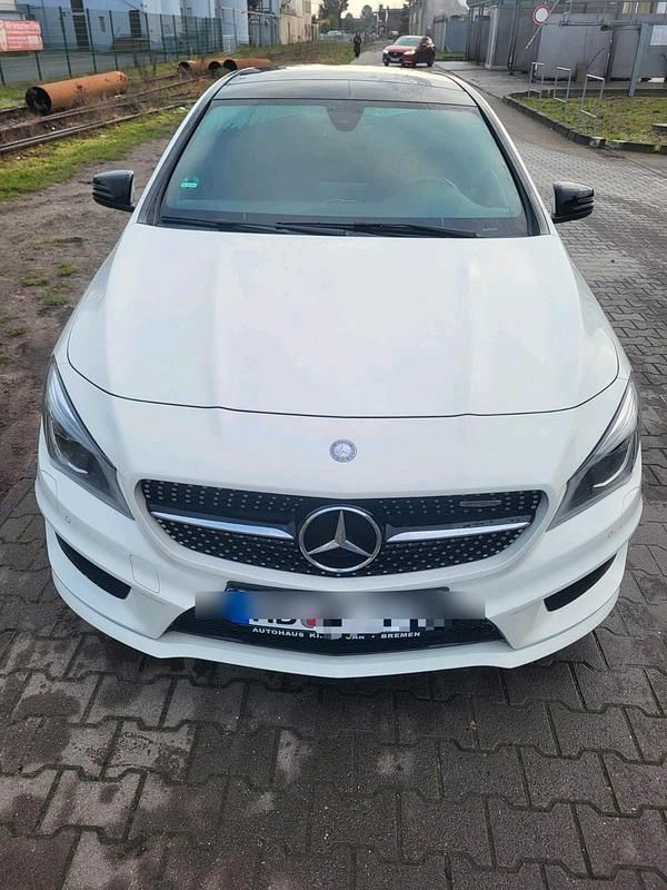 Weiß Gebraucht 2015 Mercedes CLA200 AMG Kombi | 15.500 € (Fairer Preis) - Bild 1/4