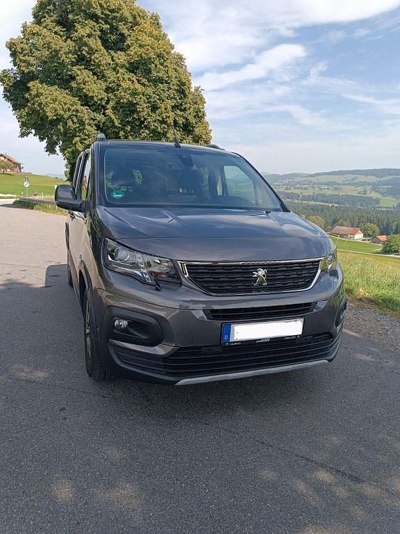 Grau Gebraucht 2020 Peugeot Rifter Allure Van / Kleinbus | 19.399 € (Superpreis) - Bild 1/4