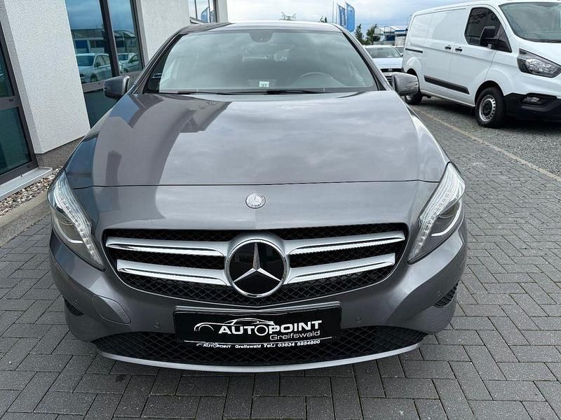 Gebraucht Mercedes A180 122 PS (89 kW) 2015 Grau Limousine