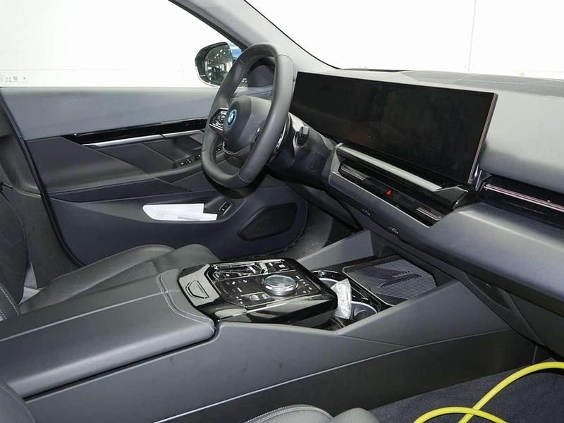 Gebraucht BMW 530e 299 PS (219 kW) 2024 Phytonicblau metallic Kombi