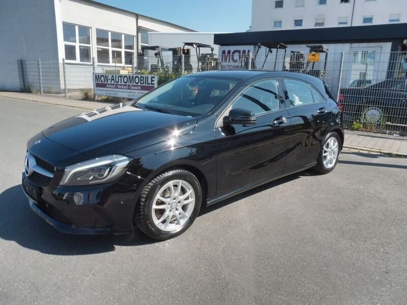 Schwarz Gebraucht 2018 Mercedes A200 Limousine | 9.900 € - Bild 1/4