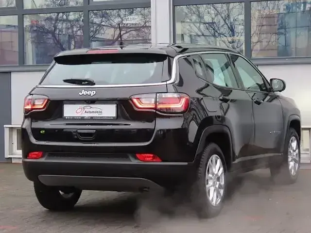 Käytetty Jeep Compass 131 HP (96 kW) 2024 Musta Katumaasturi