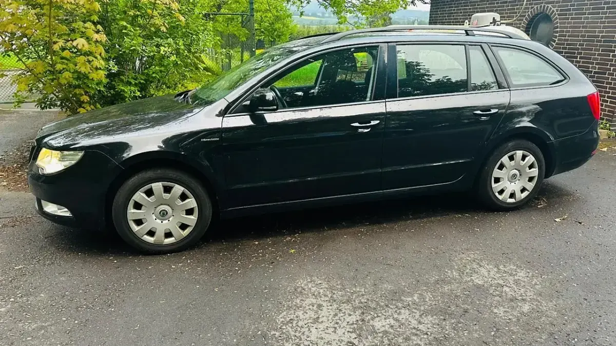 Używany Skoda Superb 125 KM (91 kW) 2013 Czarny Kombi