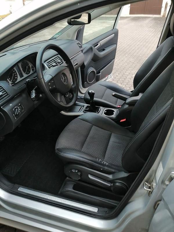 Gebraucht Mercedes B180 109 PS (80 kW) 2010 Silber Van / Kleinbus