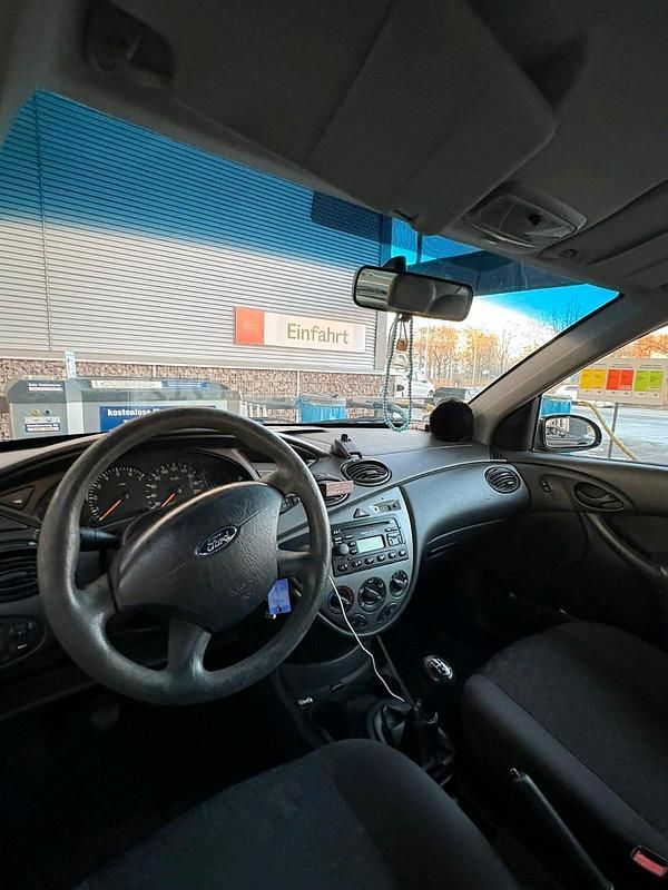 Second-hand Ford Focus 100 CP (73 kW) 2003 Negru Hatchback