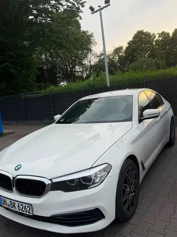 Gebraucht BMW 520 184 PS (135 kW) 2018 Weiß Limousine