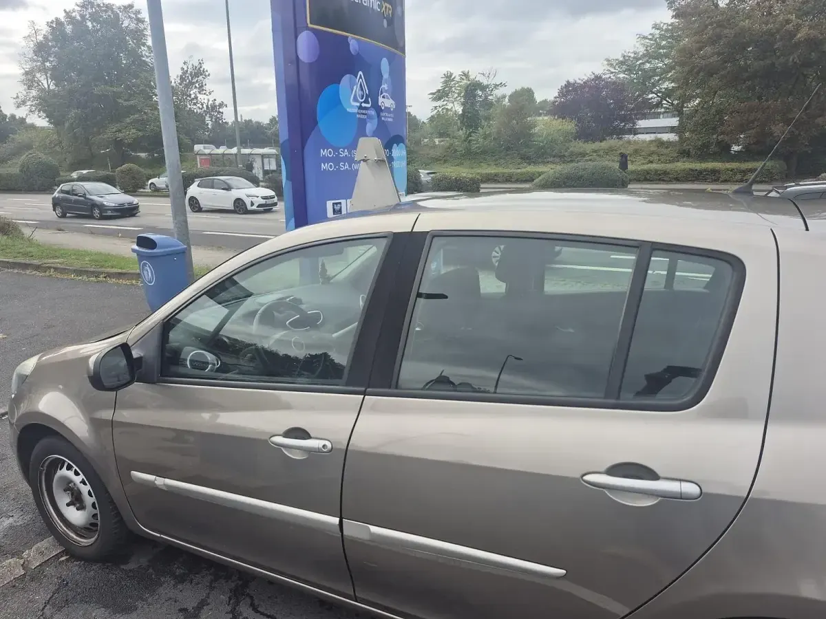Gebraucht Renault Clio 74 PS (54 kW) 2011 Beige Kleinwagen