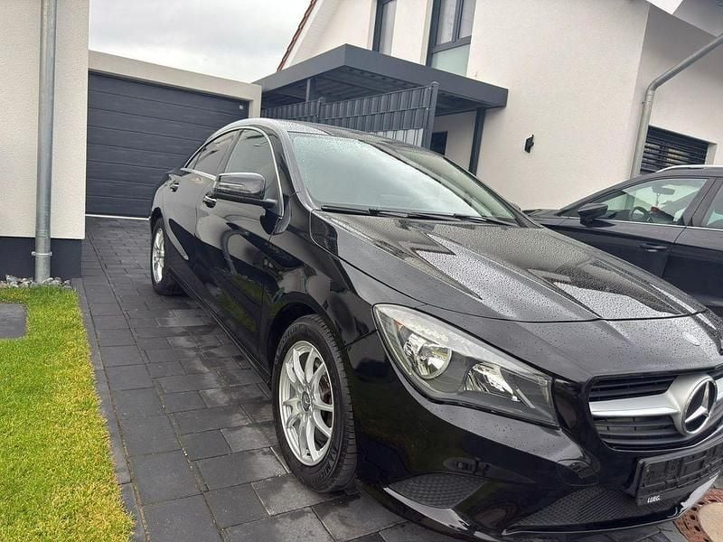 Schwarz Gebraucht 2016 Mercedes CLA200 Limousine | 8.999 € (Fairer Preis) - Bild 1/4