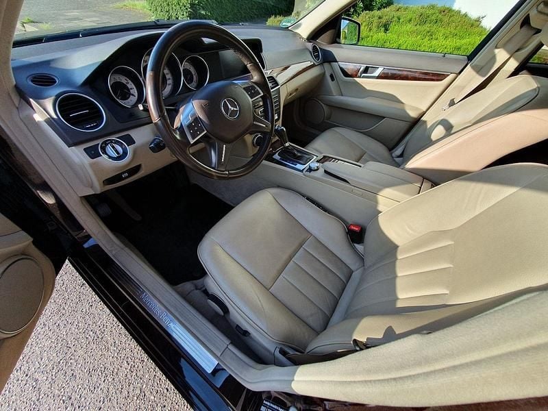 Braun Gebraucht 2013 Mercedes C350 Kombi | 15.599 € (Fairer Preis) - Bild 1/4