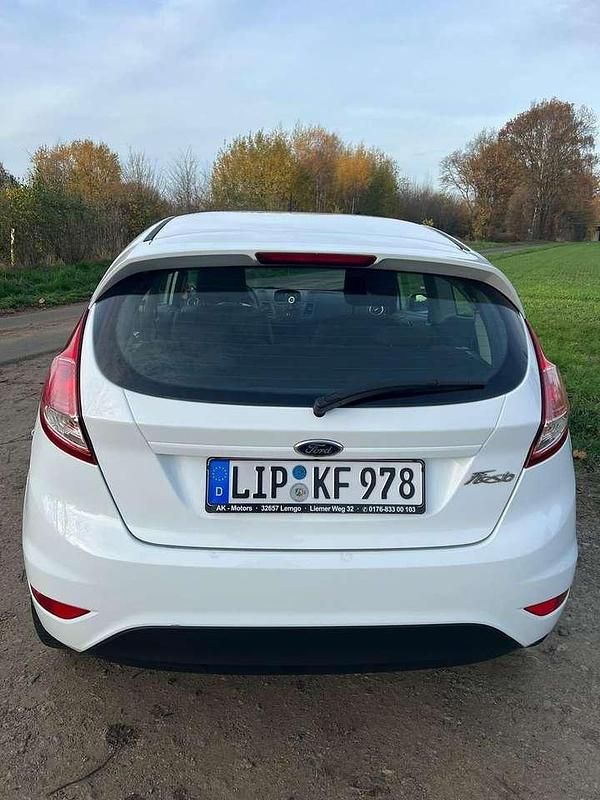 Gebraucht Ford Fiesta Trend 60 PS (44 kW) 2011 Weiß Kleinwagen
