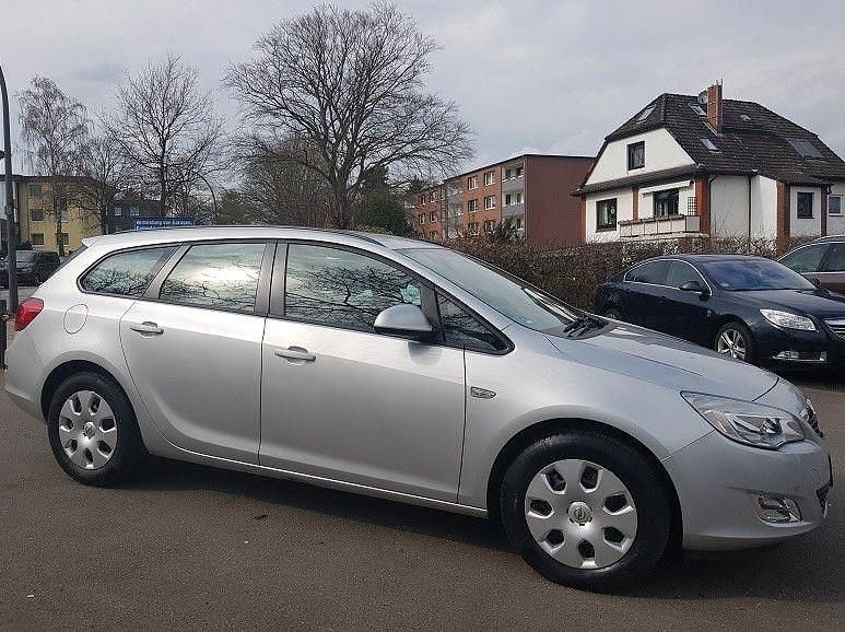 Gebraucht Opel Astra 131 PS (96 kW) 2012 Argonsilber Kombi
