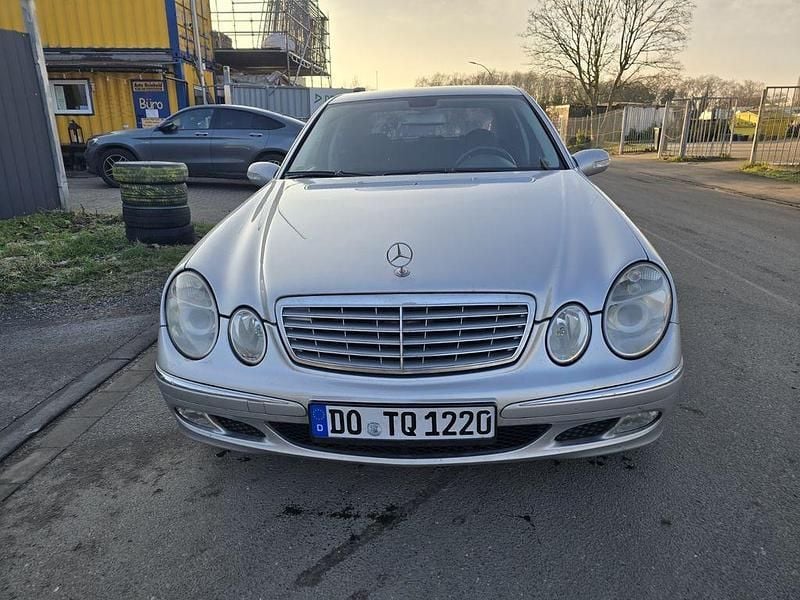 Gebraucht Mercedes E220 Elegance 150 PS (110 kW) 2003 Silber Limousine