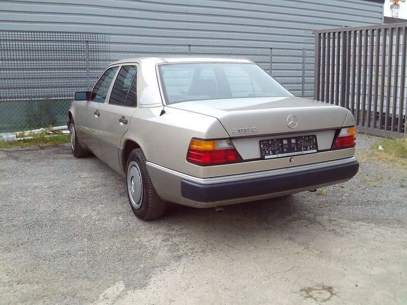 Gebraucht Mercedes E200 118 PS (86 kW) 1990 Silber Limousine