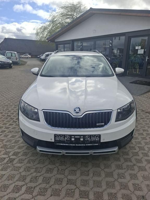 Gebraucht Skoda Octavia Scout 4x4 184 PS (135 kW) 2014 Weiß Kleinwagen