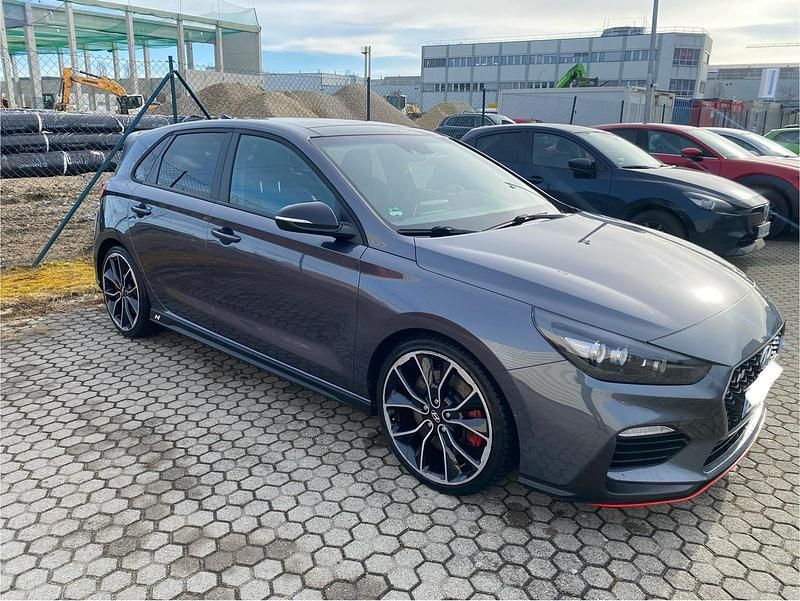 Grau Gebraucht 2018 Hyundai i30 Limousine | 20.100 € (Fairer Preis) - Bild 1/4