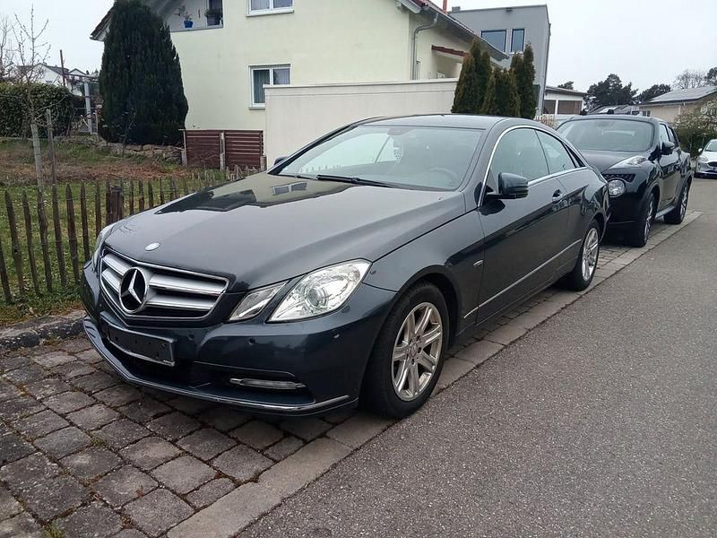 Gebraucht Mercedes E220 170 PS (125 kW) 2011 Grau Coupé