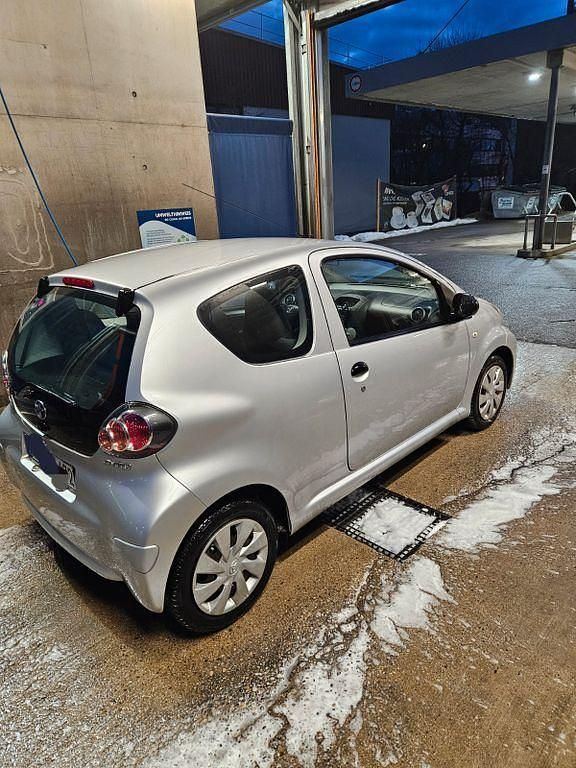 Gebraucht Toyota Aygo 68 PS (50 kW) 2013 Grau Kleinwagen