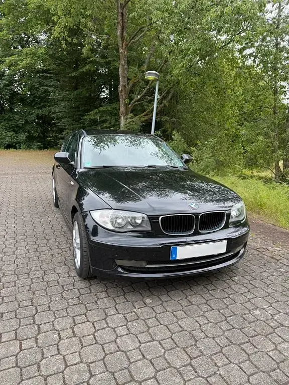 Gebraucht BMW 116 122 PS (89 kW) 2010 Schwarz Kleinwagen
